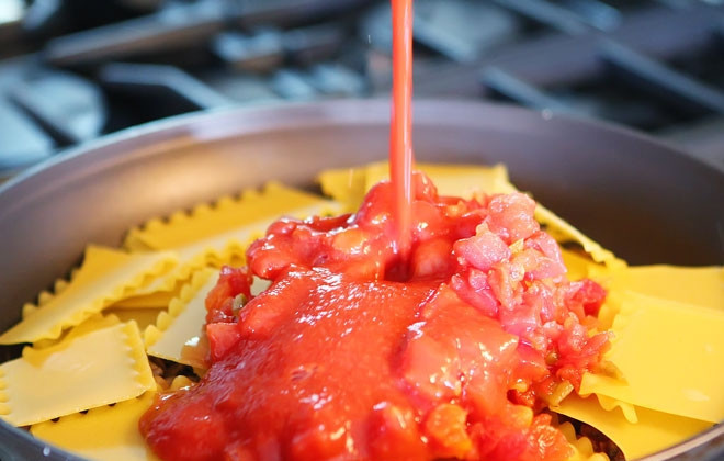 1. Этап. Быстрая лазанья на плите: 5. Влейте немного томатного соуса, томатной пассаты или потертых помидоров.