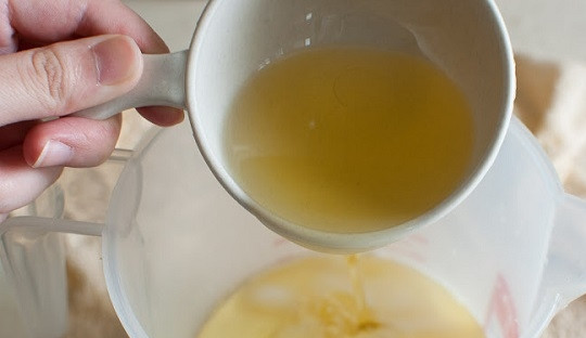 1. Этап. Шоколадный торт с печеньем: 3. Молоко соедините с растительным маслом (вы можете взять любое, главное, чтобы оно было без насыщенного запаха. Очень интересно использовать здесь масло виноградных косточек).