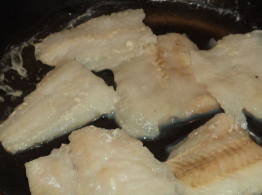 1. Этап. Рыба отварная с соусом польским: Варим рыбу минут 15 на среднем огне. Можно в середине процесса перевернуть. Следите внимательно за рыбой и не упустите тот момент, когда вся вода испарится.