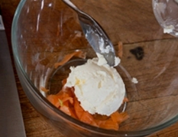 1. Этап. Салат сливочный: Нарезанное филе семги смешиваем со сливочным сыром. Сыр можно взять любой сливочный, тот, который вам нравится.