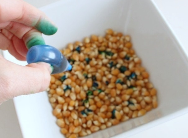 1. Этап. Оригинальные пятнистые яйца: 3. В глубокую мисочку всыпьте горох или кукурузу. Добавьте краситель и перемешайте.