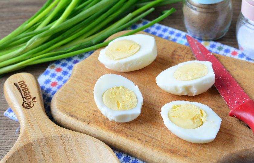 1. Этап. Яйца фаршированные орехами: Сварите вкрутую куриные яйца, остудите и почистите. Разрежьте яйца вдоль пополам.