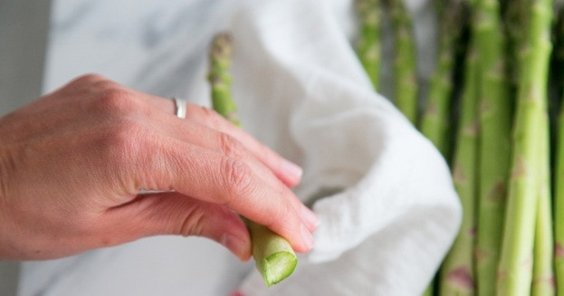 1. Этап. Спаржа с беконом: Спаржу помойте, отломайте жесткие кончики.