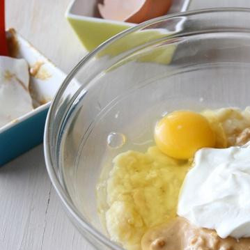 1. Этап. Банановые маффины с медом и арахисовым маслом: 3. Размять банан до консистенции пюре. Перемешать банан, йогурт, яйцо, воду, арахисовое масло, мед и ванильный экстракт в средней миске. Взбить до однородности.