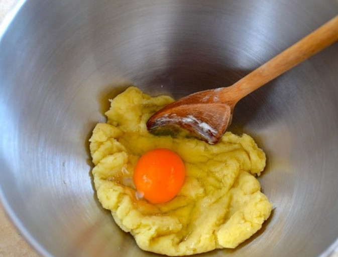 1. Этап. Чебуреки на заварном тесте: 3. Спустя пару минут добавьте в тесто куриное яйцо, хорошенько перемешайте.