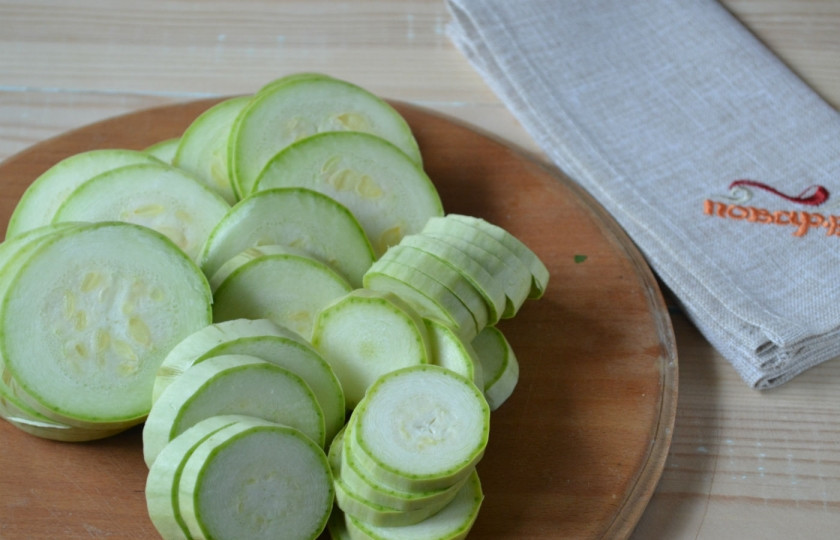 1. Этап. Маринованные кабачки на зиму: 4. Кабачки порежьте кружочками толщиной 5 мм. Я выбираю самые молодые кабачки с ярко-зеленой кожицей.