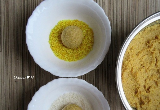 1. Этап. Кокосовые конфеты из поленты: Затем, набирая по пол столовой ложки массы, скатайте шарики. Каждый обсыпьте кокосовой стружкой (у меня 1 ст. л. обычной и 1 ст. л. с куркумой). ***Масса, конечно, липкая, но шарики хорошо формуются, поэтому периодически собирайте остатки с рук столовой ложкой, добавляя к основной массе (работать лучше в перчатках). У меня получилось 16 конфет.