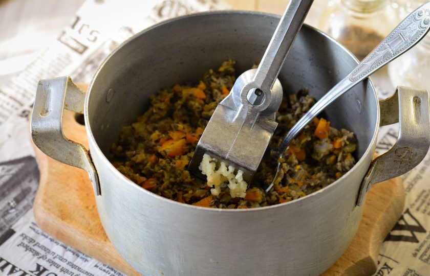 1. Этап. Грибная икра с морковью и луком: Выдавите к грибам чеснок. Тушите все вместе на медленном огне 3-4 минуты. Перед выключением влейте уксус, перемешайте и выключите огонь.