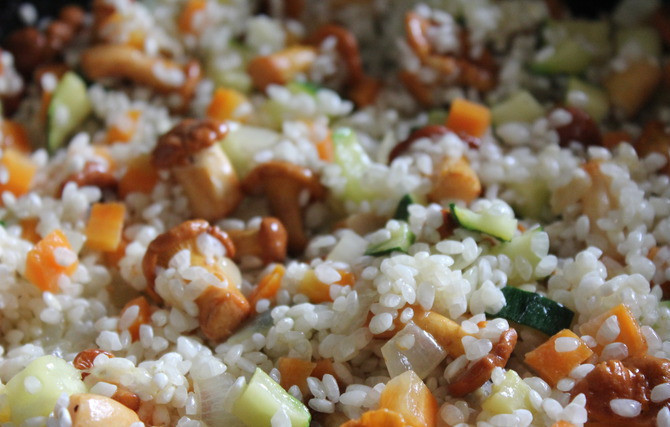 1. Этап. Ризотто с замороженными овощами: Обжариваем лук на разогретой маслом сковородке. Постепенно добавляем морковь, грибы, цукини, перец, чеснок, рис. Перемешиваем.