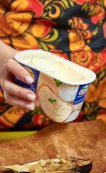 1. Этап. Сливочный баклажан: Выложить в баклажановые лодочки плавленый сыр Hochland сливочный.