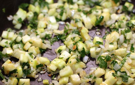 1. Этап. Фриттата: Далее добавляем в сковороду мелко нарубленную петрушку. Перемешиваем.