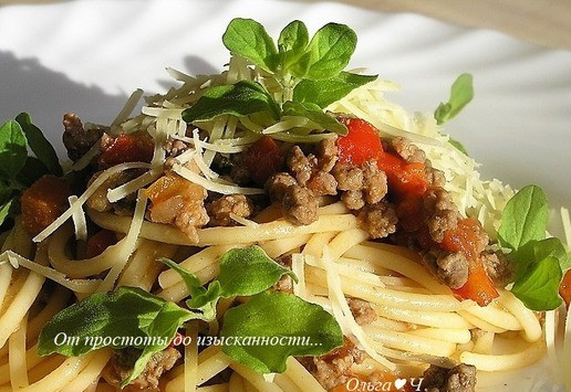 1. Этап. Паста торкио с рагу из ягненка: Для подачи посыпьте мелко нарезанной петрушкой и тертым сыром (но на фото у Валентино красуются листики орегано ;)) поэтому я ими и украсила свое блюдо).