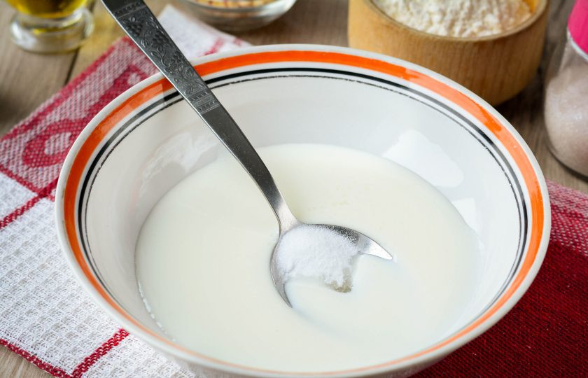 1. Этап. Тонкие пирожки на кефире: Всыпьте соду и перемешайте, чтобы образовались пузырьки.