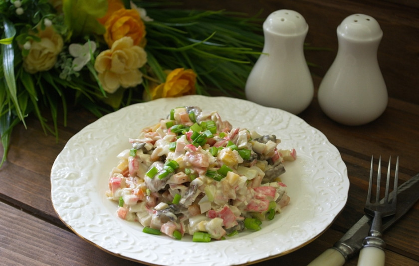 1. Этап. Салат на торжество: Заправьте салат сметаной. На мой вкус соль и прочие пряности не нужны. Тут богатый вкус продуктов и они имеют свою соль. Салат очень вкусный.