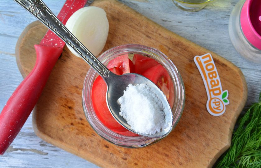 1. Этап. Сладкие маринованные помидоры дольками: Всыпьте в банку соль, сахар.