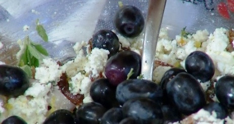 1. Этап. Цыплята в духовке: Цедру лимона, грудинку и горсть винограда добавляем в творог и аккуратно перемешиваем.