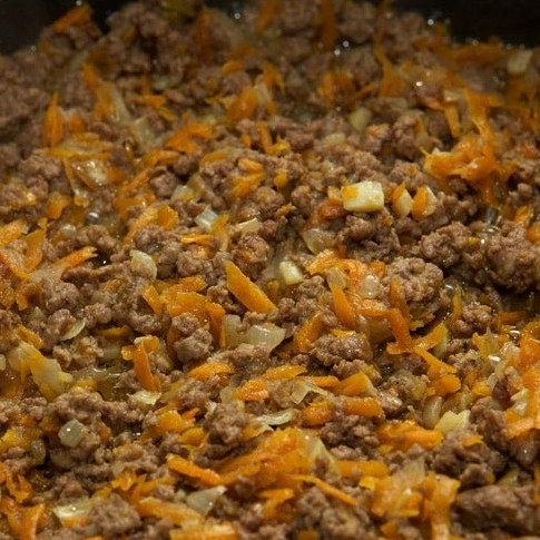 1. Этап. Лазанья с мясом: Перемешать и готовить примерно 20 минут на умеренном огне.