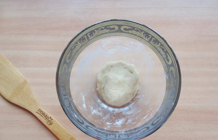 1. Этап. Кростата с вишней: Добавьте холодную воду и замесите мягкое, не липнущее к рукам тесто. Отправьте его в холод на 30 минут.
