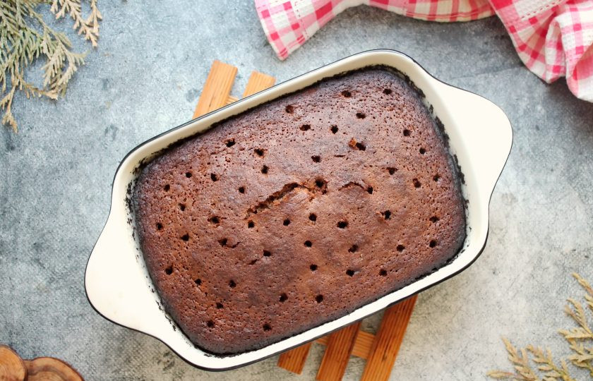 1. Этап. Турецкий шоколадный мокрый кекс: Готовый кекс проткните деревянной шпажкой по всей поверхности кекса. Разрежьте кекс на 6 порций.