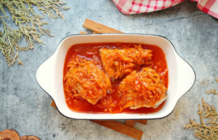 1. Этап. Судак под маринадом: Залейте судака сверху овощной массой. Поставьте форму с рыбой в горячую духовку и запекайте при температуре 180 градусов в течение 10-20 минут, до готовности рыбы. Затем достаньте судака под маринадом из духовки, остудите и уберите в холодильник на 2-3 часа.