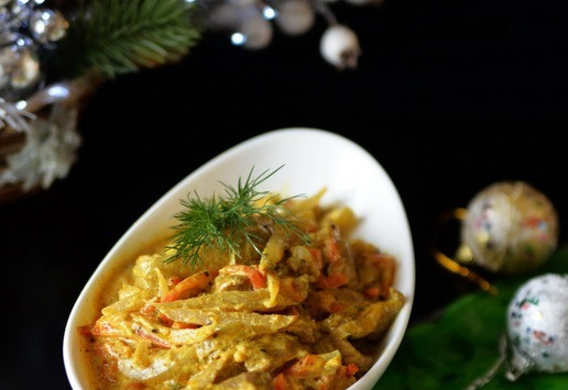 1. Этап. Азу из индейки в сметанном соусе: Подаём блюдо горячим с зеленью. Гарнир - картофель, рис. Всего доброго в Новом году!