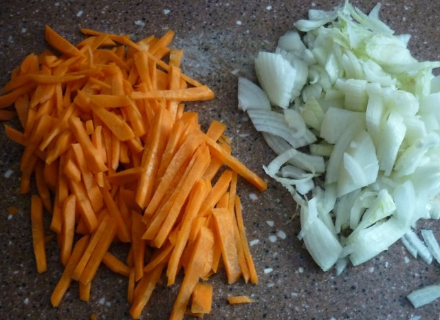 1. Этап. Гуляш из куриной грудки: Пока курица жарится, порежьте морковку и лук. Лук можете порезать кубиками или четвертинками. А морковку лучше нарезать соломкой или вообще на терке натереть.