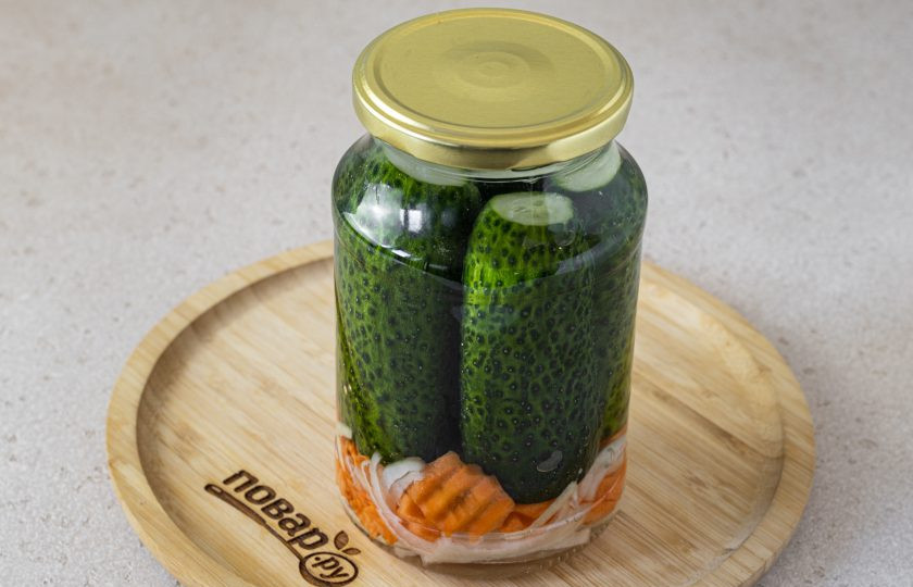 1. Этап. Маринованные огурцы Глобус: Влейте маринад в банку. Прикройте крышкой и стерилизуйте банку в кипящей воде около 7 минут.