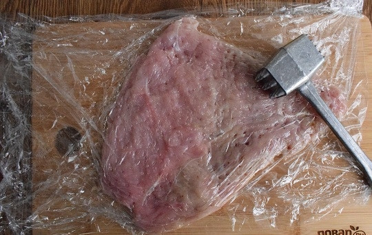 1. Этап. Курица по-итальянски в духовке: Куриные грудки накройте пищевой пленкой, отбейте до одинаковой толщины (примерно 1 см). Посолите, поперчите с двух сторон.