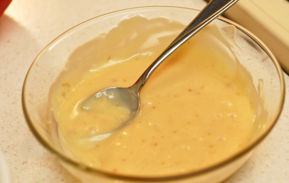 1. Этап. Жареные креветки с медом: 3. В небольшой мисочке соедините мед, майонез и ложку меда. Если вы любите более сладкие нотки, можно добавить еще немного сгущенки, например. Также в этот простой рецепт жареных креветок с медом можно добавить немного острого перца.