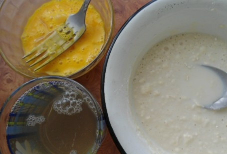 1. Этап. Цветная капуста запеченная в духовке с яйцом: Яйцо взболтать с солью, муку перемешать с молоком. Смешать яйца, молоко и бульон.