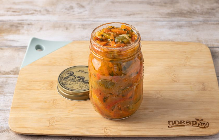 1. Этап. Салат из помидоров, перца, моркови и лука на зиму: Разложите горячий салат по чистым стерилизованным банкам, закройте герметично крышками. Переверните вверх дном и укутайте в полотенце. Оставьте так до полного остывания.