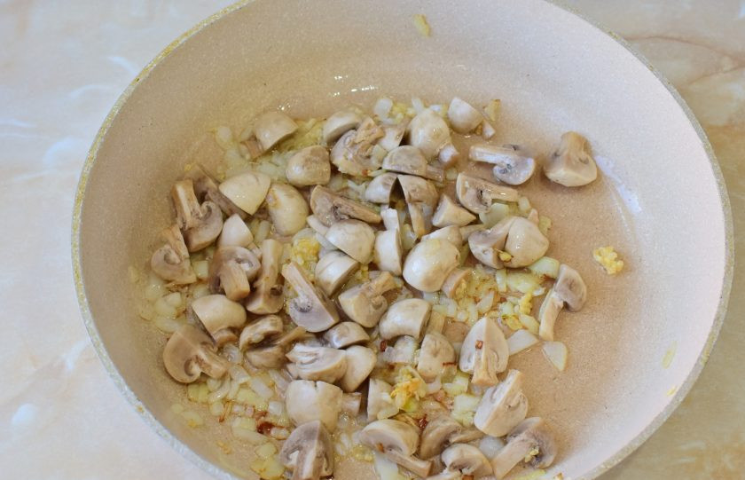 1. Этап. Тепаньяки с курицей: Шампиньоны помойте, обсушите и нарежьте крупными кусочками. Добавьте их в сковороду к луку. Жарьте еще пару минут.