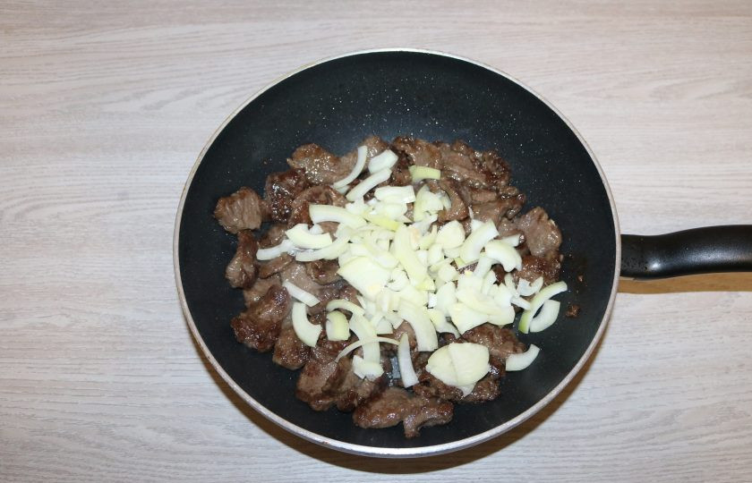 1. Этап. Гуйру лагман: Далее добавьте нарезанный лук.