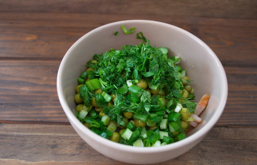 1. Этап. Салат-пятиминутка: Измельчите зелень. Добавьте в салат.