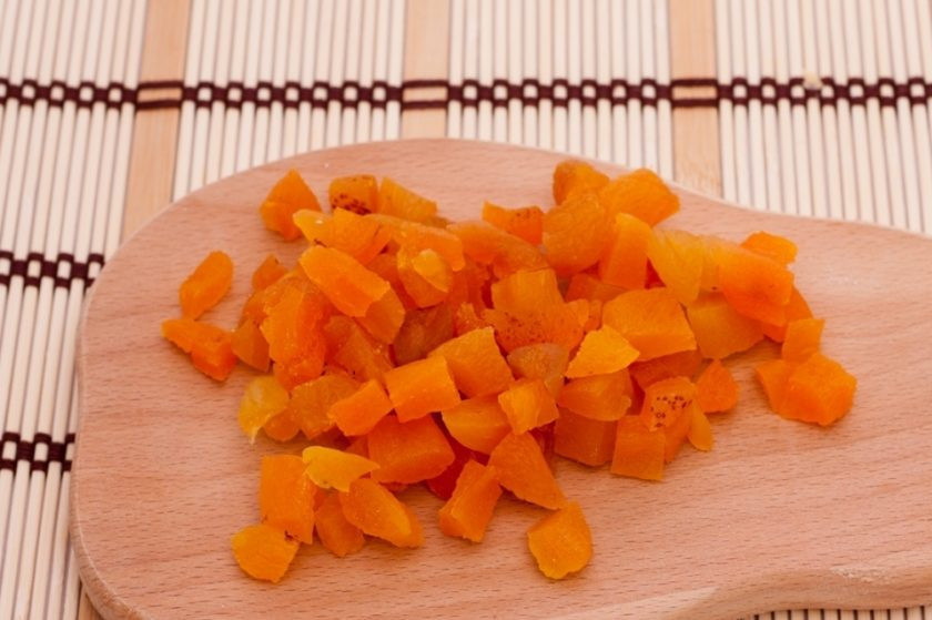 1. Этап. Свинина с курагой: Затем нарежьте небольшими кубиками курагу и чернослив.