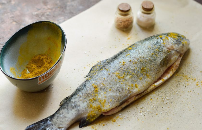 1. Этап. Форель в пергаменте в духовке: Подготовьте пергамент, сложите его в два слоя, один край должен быть длиннее, так как мы рыбу будем полностью запечатывать в пергамент. По центру выложите рыбу, посыпьте специями.