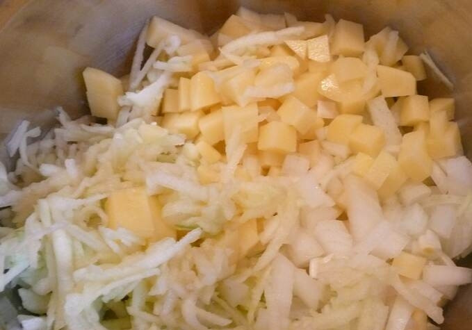 1. Этап. Свекольный суп для похудения: Картофель и репчатый лук нарезаем на небольшие кубики, яблоко трем на крупной терке. Перекладываем нарезанные овощи и яблоко в глубокую кастрюлю.