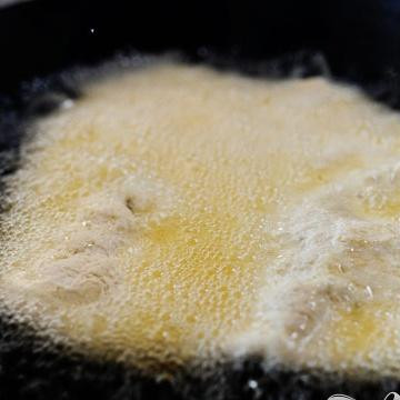 1. Этап. Хлеб индийский: 6. Затем аккуратно перевернуть на другую сторону, используя щипцы. Обжарить еще от 30 до 45 секунд.