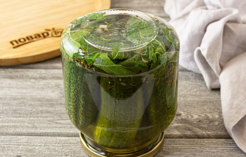 1. Этап. Маринованные огурцы с уксусом: Герметично закрутите крышку, банку переверните вверх дном и укутайте в полотенце. Оставьте так до полного остывания.