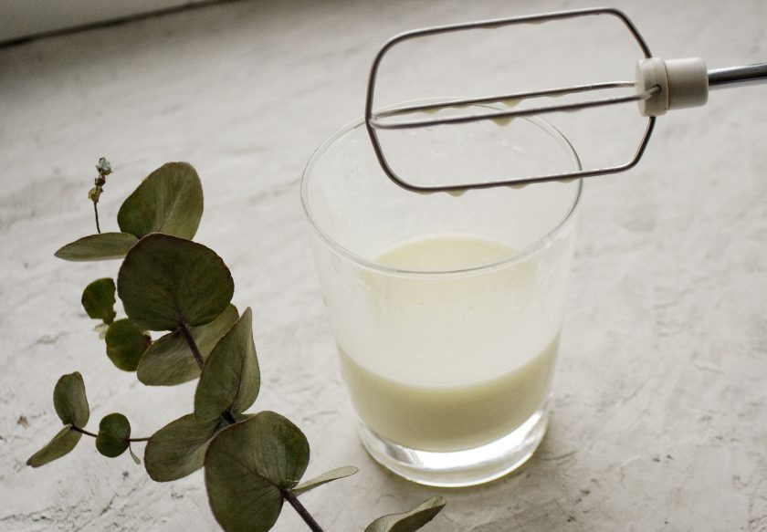 1. Этап. Веганский киш: Далее готовим швейцарское тесто. Взбейте миксером очень холодную воду, соль и масло. Должна получиться белая эмульсия.