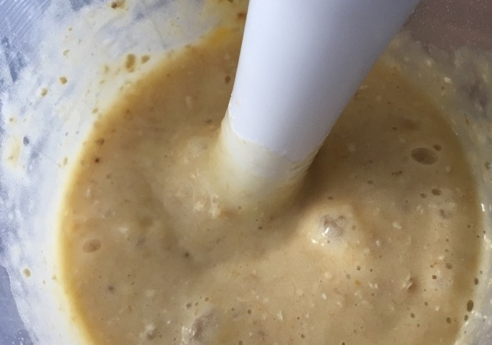 1. Этап. Оладьи с бананами: 1. В чашу блендера выложите очищенные бананы, добавьте к ним овсянку, разрыхлитель, ванильный экстракт, муку и яйца. Взбейте смесь хорошенько.