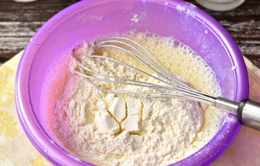 1. Этап. Заварные блины на кефире и молоке: Добавьте муку.