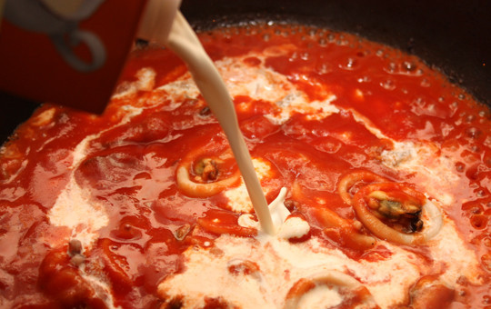 1. Этап. Макароны с морепродуктами: Затем заливаем сливки, перемешиваем все и доводим до кипения.