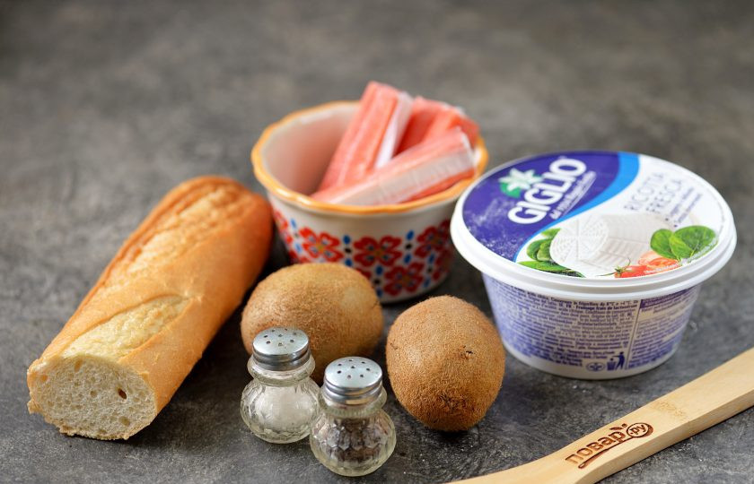 1. Этап. Бутерброды со сливочным сыром, киви и крабовыми палочками: Подготовьте ингредиенты.