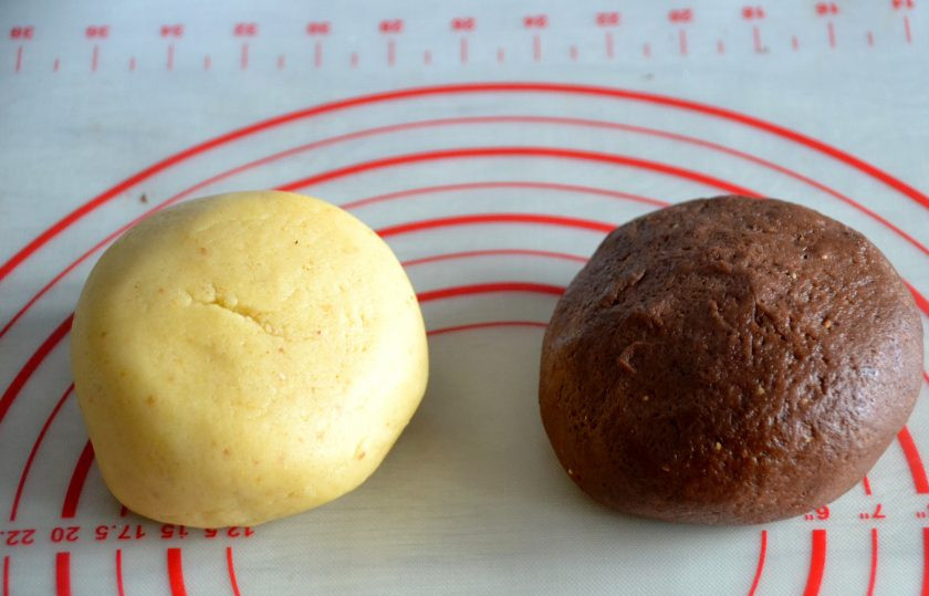 1. Этап. Саксонское печенье: Должно получиться 2 колобка теста.