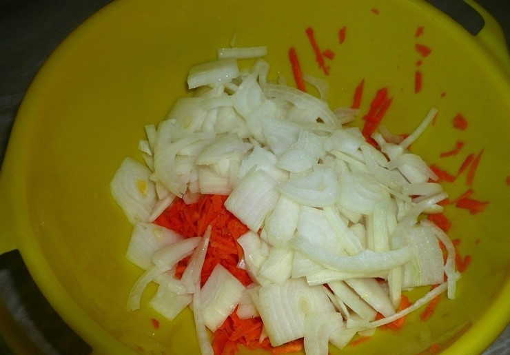 1. Этап. Кальмары с луком: К моркови добавьте нашинкованный средними кусочками лук.