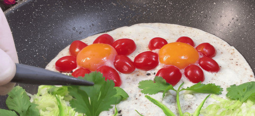 1. Этап. Яичница в форме цветка: Украшаем зеленью, петрушкой, огурцом и готово.