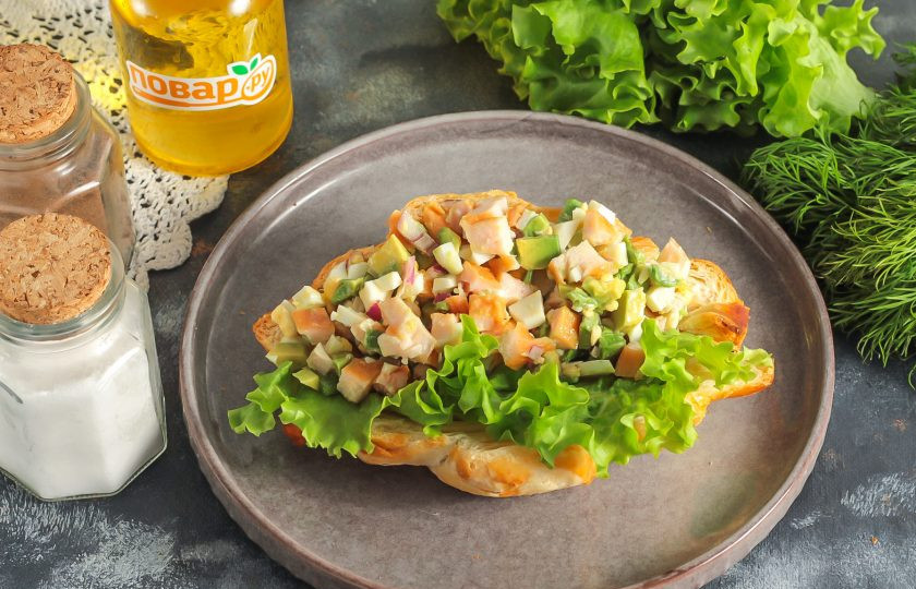 1. Этап. Круассаны с куриным салатом внутри: Остывшие круассаны разрежьте горизонтально пополам. Выложите на нижнюю половинку промытый салатный лист и приготовленный куриный салат.