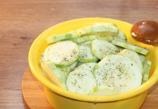 1. Этап. Куриные котлеты на кабачковой подушке: 8. Кабачки очищаем по желанию и нарезаем кружочками, толщиной до 5 мм. Затем поливаем растительным маслом (2 ст. л. ), посыпаем приправой для овощей и специями, перемешиваем.