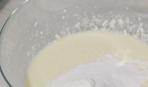 1. Этап. Творожные вафли: Хорошо перемешать венчиком или миксером. Всыпать муку, смешанную с разрыхлителем.